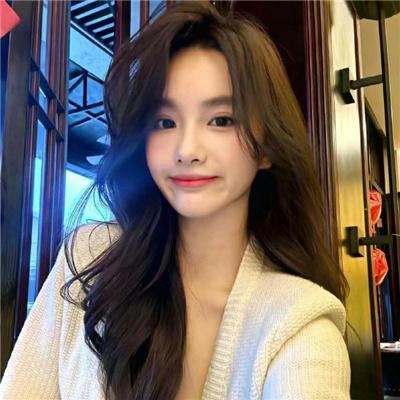 给小酒馆女子喝高杯酒